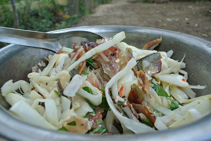 Một món ăn luôn được nhiều người nhắc đến đó là gỏi bồn bồn đầy đủ chua, cay, mặn, ngọt, phù hợp khẩu vị của người miền Nam. Có người trộn gỏi bằng loại bồn bồn đã làm chua để món ăn có nhiều hương vị nhưng những người sành ăn lại thích dùng bồn bồn tươi để thưởng thức trọn vẹn vị thơm ngọt của bồn bồn: phần gốc hơi giòn nhưng không cứng, phần lá non mềm nhưng không bở, tan ngay trong miệng.