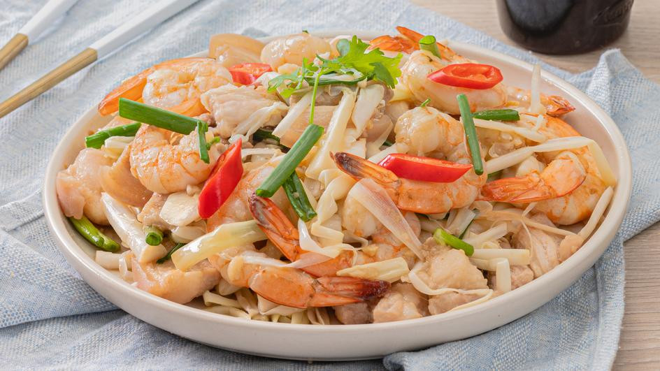 Trong số các món ăn từ bồn bồn, ngon nhất có lẽ là bồn bồn xào tép bạc. Đây là món dễ chế biến nhất và cũng là món giữ được vị ngọt đặc trưng của bồn bồn vì chỉ cần dùng rất ít, thậm chí không cần gia vị.