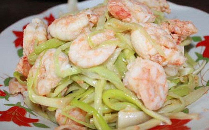 Món ăn hoàn thiện với tép bạc thân căng tròn, đỏ au xen lẫn với màu trắng ngà, bóng mượt của những sợi bồn bồn thật quyến rũ. Vị ngọt đậm đà của tép bạc hòa quyện với vị ngọt thanh của bồn bồn khiến ai ăn một lần cũng nhớ mãi.
