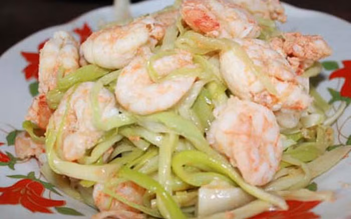 Món ăn hoàn thiện với tép bạc thân căng tròn, đỏ au xen lẫn với màu trắng ngà, bóng mượt của những sợi bồn bồn thật quyến rũ. Vị ngọt đậm đà của tép bạc hòa quyện với vị ngọt thanh của bồn bồn khiến ai ăn một lần cũng nhớ mãi.