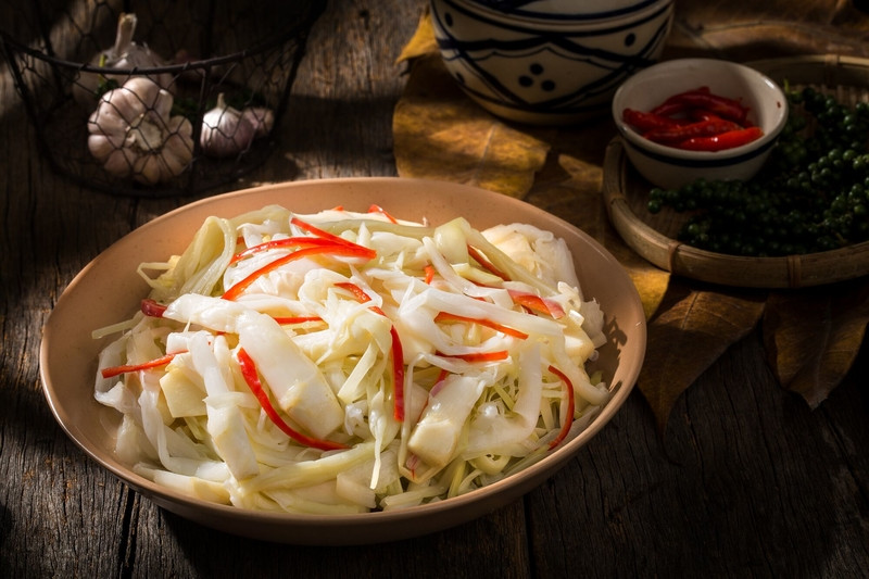 Dưa bồn bồn muối chua còn có thể biến tấu thành món xào, bổ sung vào thực đơn phong phú. Chỉ cần đem dưa rửa sạch rồi xào nóng trên bếp lửa, thêm gia vị vừa ăn là có ngay một món ngon mà thời gian chuẩn bị không quá phức tạp và cầu kỳ. Ảnh: Internet.