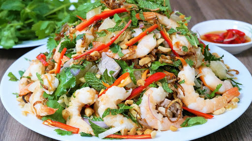 Gỏi bồn bồn thường được trộn với tôm sú và ít thịt luộc, thường là những lát thịt ba rọi mềm và béo. Gỏi bồn bồn thường được dọn lên cùng với bánh phồng tôm làm món khai vị trong những bữa tiệc tại gia thân mật hoặc trong các tiệc cưới.