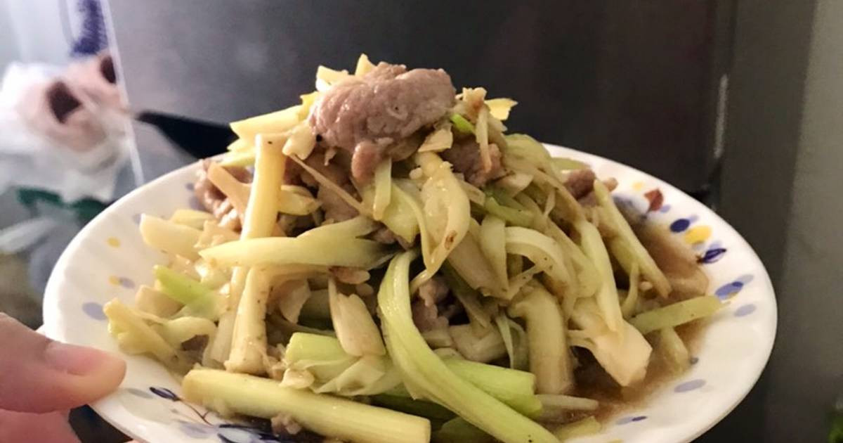 Bồn bồn có thể kết hợp với nhiều nguyên liệu khác nhau như tôm khô, thịt bò, thịt heo… để làm nên món xào dùng trong các bữa cơm gia đình. Tùy vào nguyên liệu và cách xắt sợi ngắn dài, dày mỏng khác nhau mà mỗi món có vị ngon riêng.