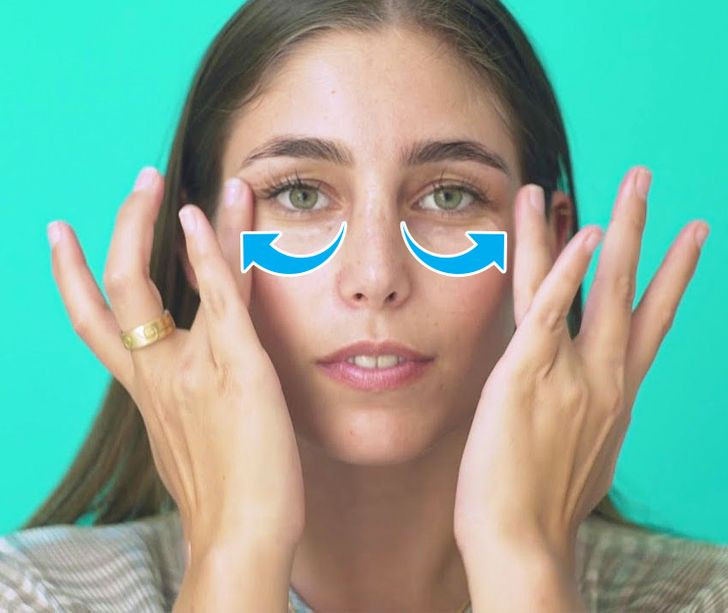 Melanin là một sắc tố màu nâu hoặc đen tự nhiên trong cơ thể chúng ta, có nhiệm vụ mang lại màu sắc cho da, tóc, mắt và một số bộ phận khác trên cơ thể. Dưới đây là một số mẹo về cách bạn có thể ngăn chặn quá nhiều sắc tố melanin dưới mắt và làm cho bạn có quầng mắt u ám.