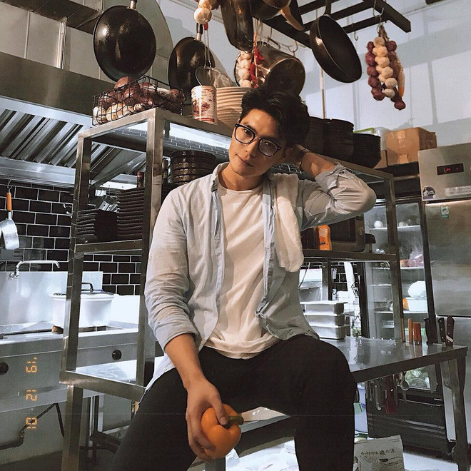 Chỉ một set đồ đơn giản gồm áo phông với quần jeans và áo sơ mi khoác ngoài là Huy Trần đã đủ "đốn tim" các cô gái.