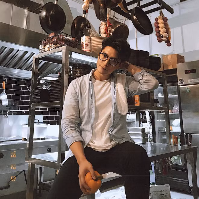 Chỉ một set đồ đơn giản gồm áo phông với quần jeans và áo sơ mi khoác ngoài là Huy Trần đã đủ "đốn tim" các cô gái.