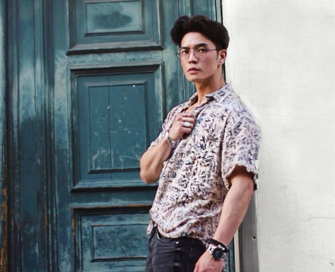 Đôi khi, anh cũng khá lãng tử với các kiểu áo sơ mi họa tiết.