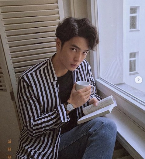 Huy Trần thường mix-match các trang phục đơn giản như áo phông, sơ mi và quần jeans nhưng vẫn toát lên cá tính riêng.