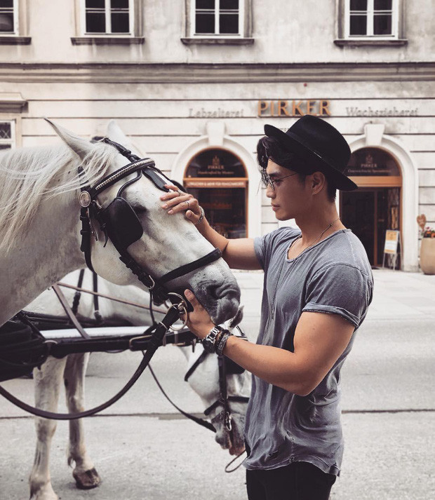 Huy Trần phô trọn vóc dáng lực lưỡng trong chiếc áo phông vén tay áo. Ảnh: IG.