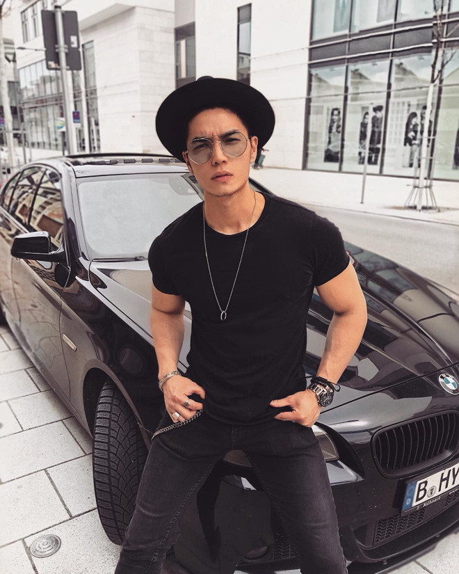 Có lúc, anh cực ngầu với set đồ đen phối cùng các phụ kiện như mũ, đồng hồ.