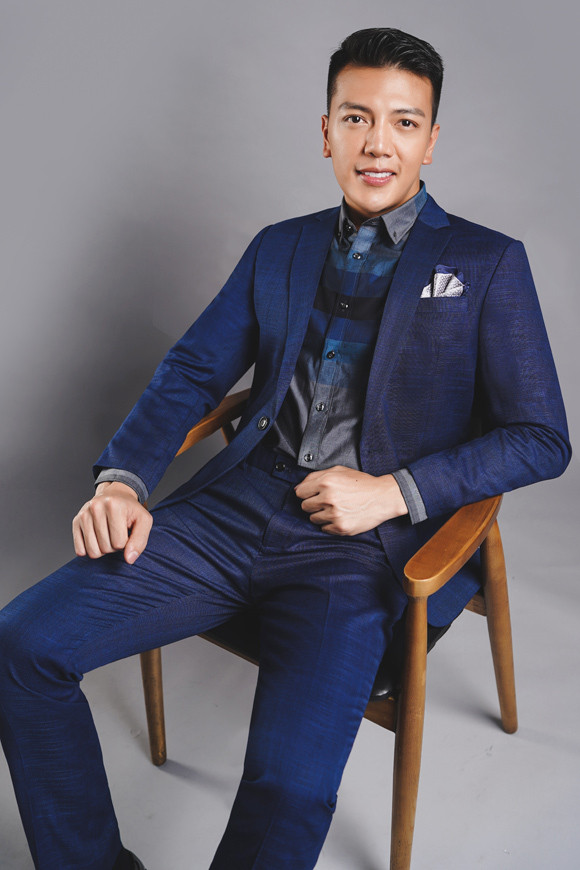 Màu sắc trang phục cũng được anh lựa chọn linh hoạt, từ các gam trung tính tới tone nổi bật, tránh tạo cảm giác nhàm chán.