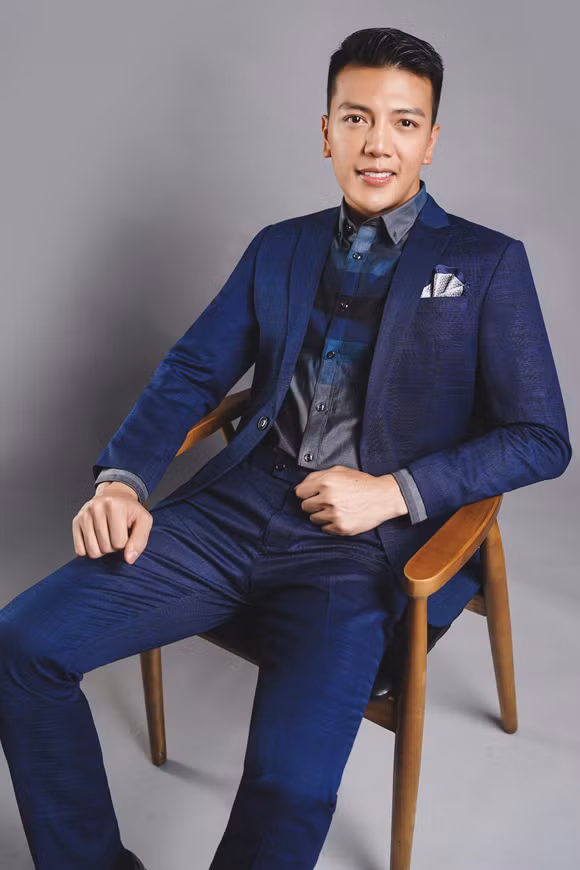 Màu sắc trang phục cũng được anh lựa chọn linh hoạt, từ các gam trung tính tới tone nổi bật, tránh tạo cảm giác nhàm chán.