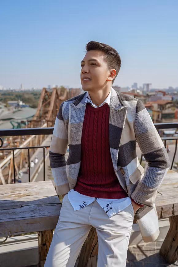 Sở hữu thân hình cân đối với chiều cao lý tưởng 1,82 m, bác sĩ Cao Duy phối trang phục năng động cùng áo khoác dáng dài để hoàn thiện phong cách chỉn chu.