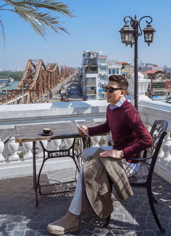 Trang phục vừa vặn cơ thể được mix khéo léo giúp bác sĩ gốc Hà Nội khai thác triệt để lợi thế chiều cao 1,82 m cùng thân hình vạm vỡ.