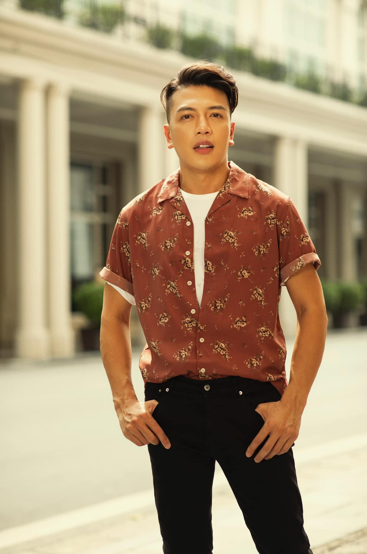 Nam bác sĩ trẻ thường ngày mặc đồ đơn giản nhưng thời thượng, nam tính.