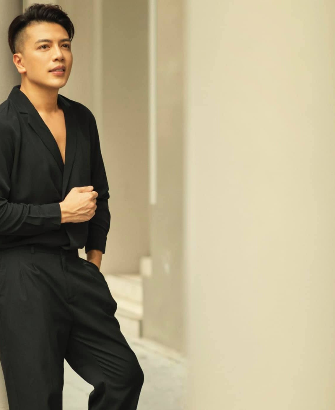 Khi đi chơi, bác sĩ Duy thường những bộ cánh trẻ trung, năng động, thoải mái.