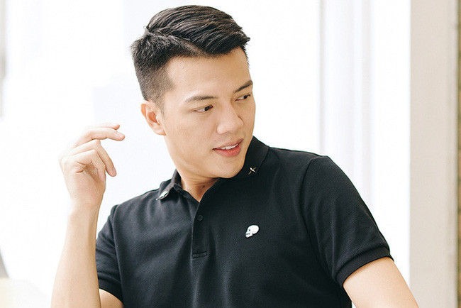 Dù ăn mặc đơn giản song Cao Duy vẫn toát lên vẻ đẹp trai và thần thái nam tính. Ảnh: FB, Internet.