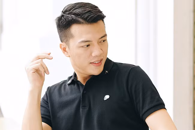 Dù ăn mặc đơn giản song Cao Duy vẫn toát lên vẻ đẹp trai và thần thái nam tính. Ảnh: FB, Internet.