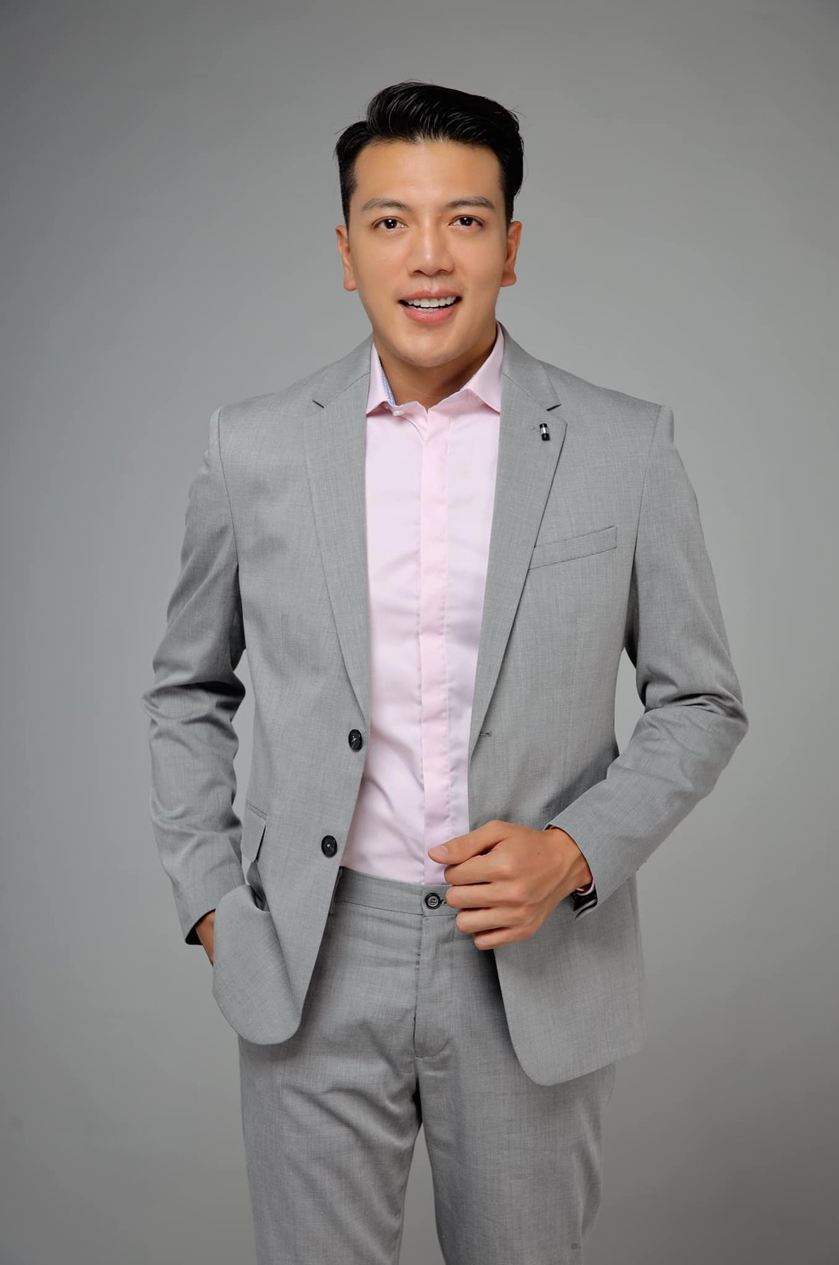 Chàng trai sinh năm 1984 thường diện suit lịch lãm vào dịp quan trọng.