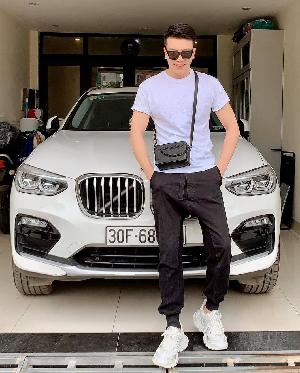 Áo phông, quần thể thao và giày sneaker là những items năng động, trẻ trung thường được nam bác sĩ lựa chọn.