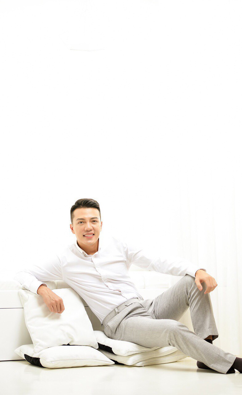 Cách ăn mặc lịch lãm của bác sĩ Cao Duy gây thiện cảm với người đối diện.