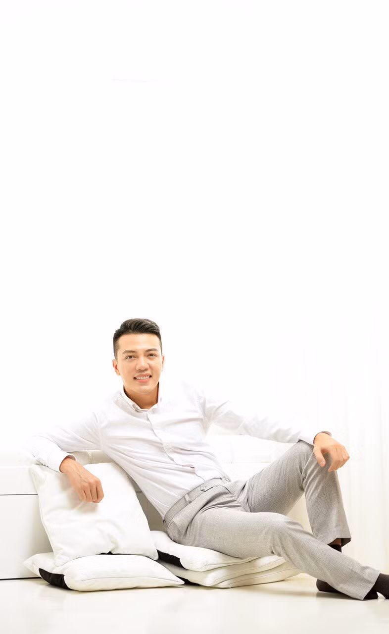 Cách ăn mặc lịch lãm của bác sĩ Cao Duy gây thiện cảm với người đối diện.