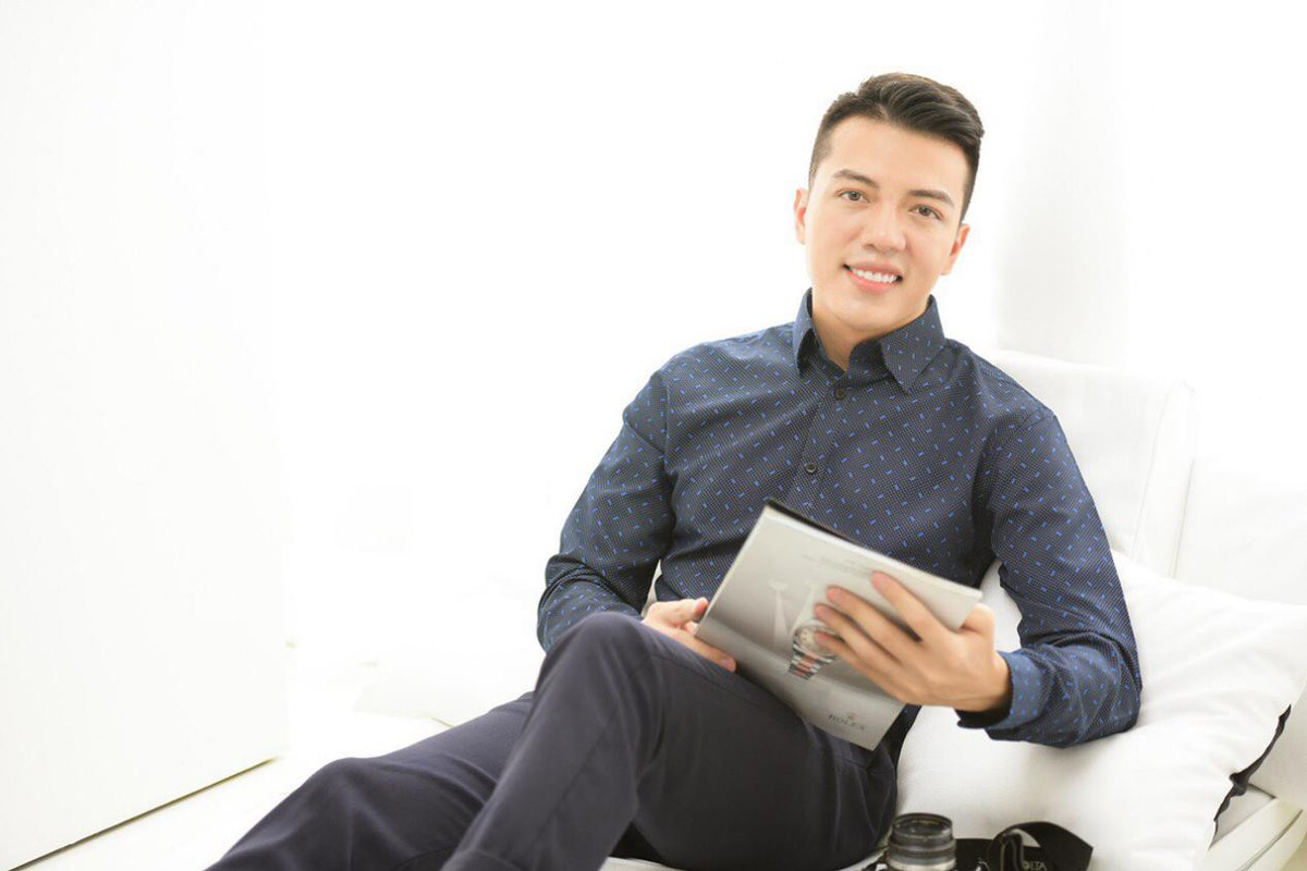 Ngoài các bộ suit lịch lãm, bác sĩ 8X còn thường xuyên phối áo sơ mi cùng quần âu bảnh bao.