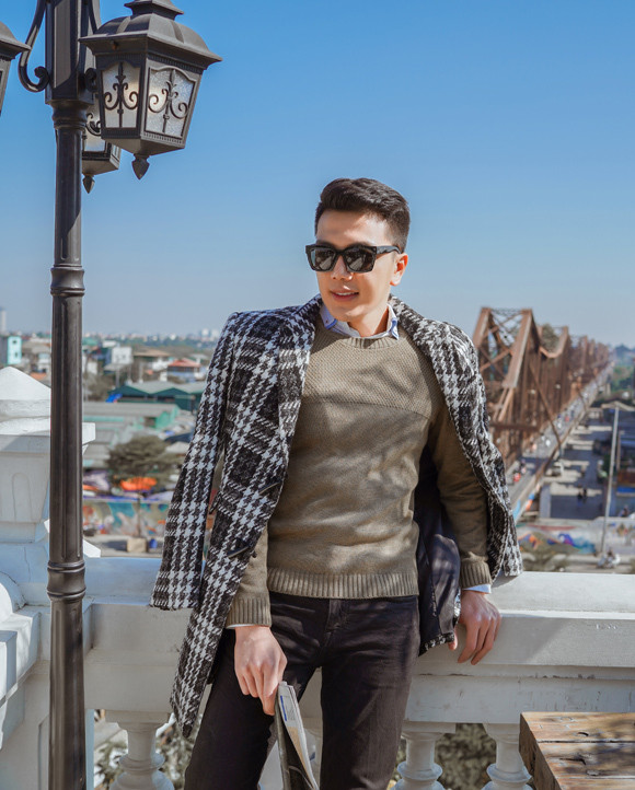 Là người có gu thời trang tinh tế, nam bác sĩ luôn dành thời gian chăm chút diện mạo cũng như phong cách ăn mặc hàng ngày.