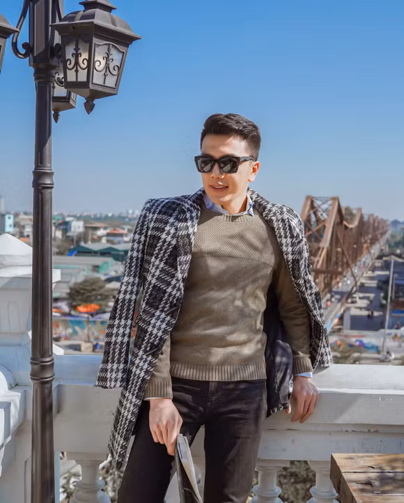 Là người có gu thời trang tinh tế, nam bác sĩ luôn dành thời gian chăm chút diện mạo cũng như phong cách ăn mặc hàng ngày.
