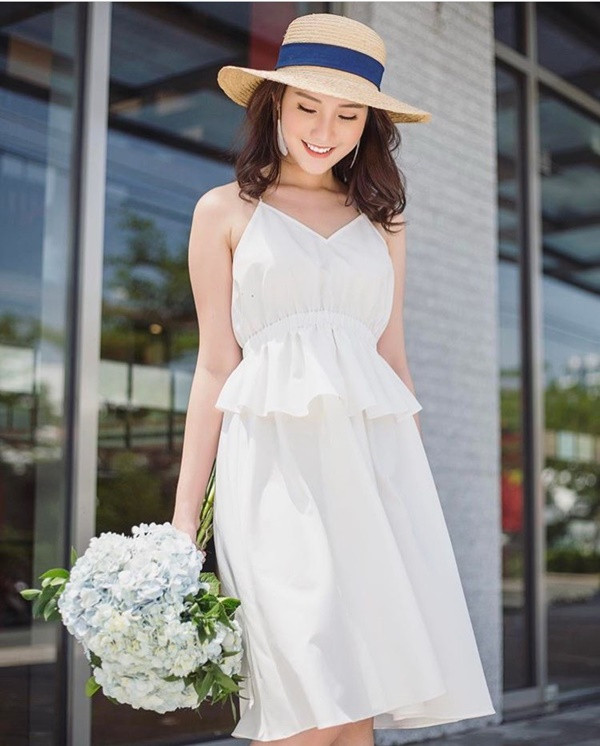 Nàng rich kid 9X ngọt ngào như tiểu thư đài các trong chiếc váy xếp bèo trắng và nón cói. Ảnh: FB, IG.
