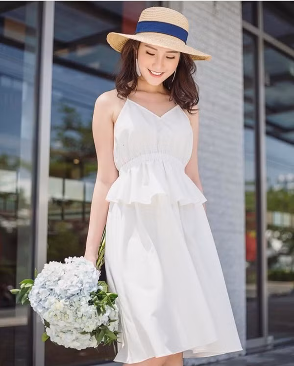 Nàng rich kid 9X ngọt ngào như tiểu thư đài các trong chiếc váy xếp bèo trắng và nón cói. Ảnh: FB, IG.
