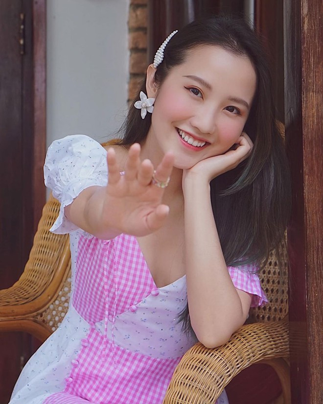 Primmy Trương dù diện những bộ váy "bánh bèo" nhưng thần thái vẫn toát lên vẻ dịu dàng, sang trọng.