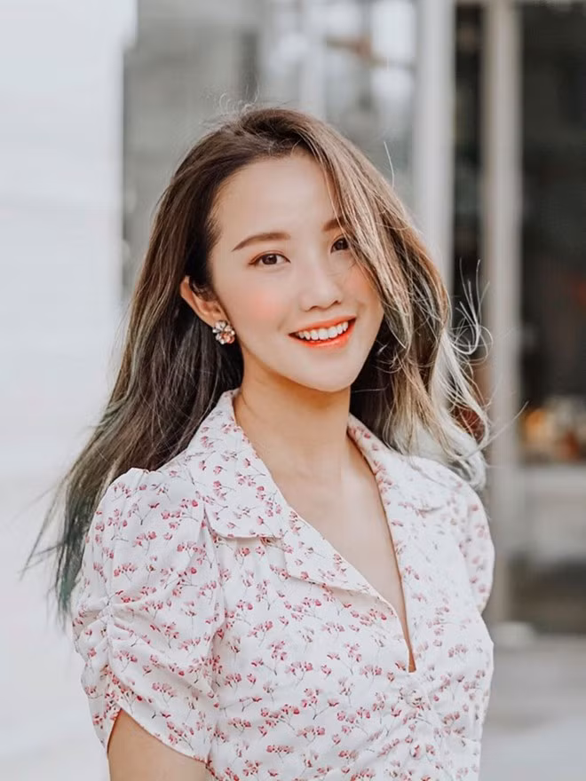Cách ăn mặc nữ tính và nền nã của người đẹp 9X được đánh giá cao.