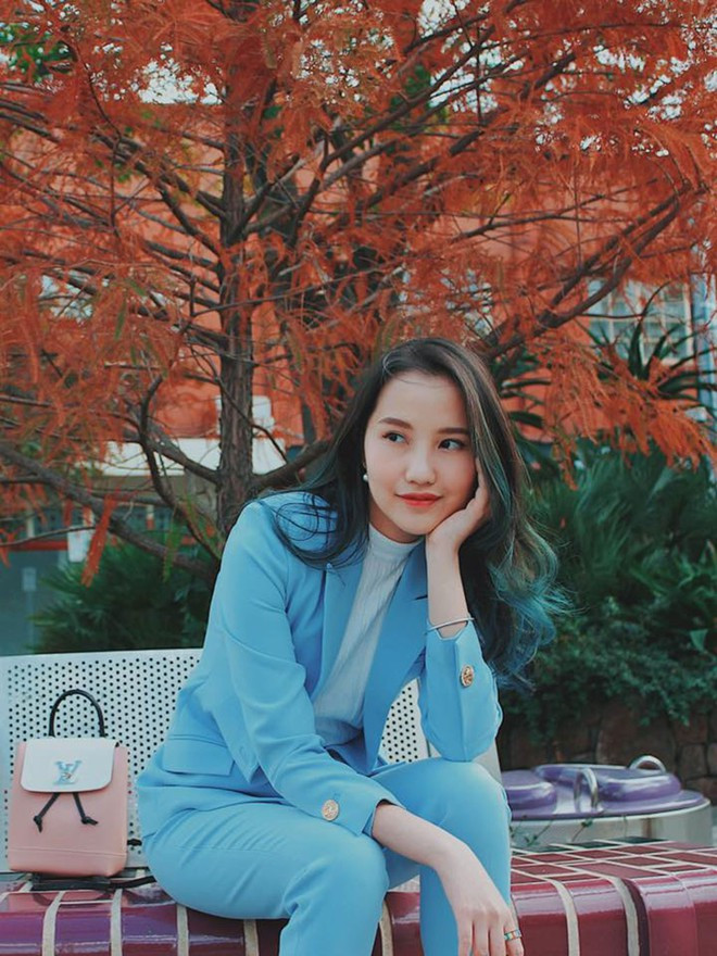 Primmy Trương trông thanh lịch như những quý cô công sở khi diện bộ vest màu xanh bắt mắt.