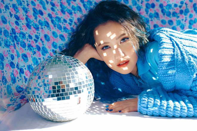 Không chỉ xinh đẹp và tài giỏi, mỹ nhân 9X còn gây ấn tượng bởi gu thời trang sành điệu, bắt mắt.