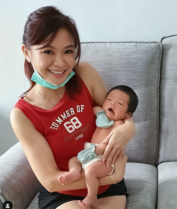 Bà nội trẻ trung này có 2 con trai, con cả Dennis (bố của Neil) sẽ bước sang tuổi 26 vào tháng 12. Trong khi đó, cậu con út cũng đã tròn 23 tuổi. Ảnh: Puspa cùng cháu nội vừa chào đời hồi đầu năm nay.