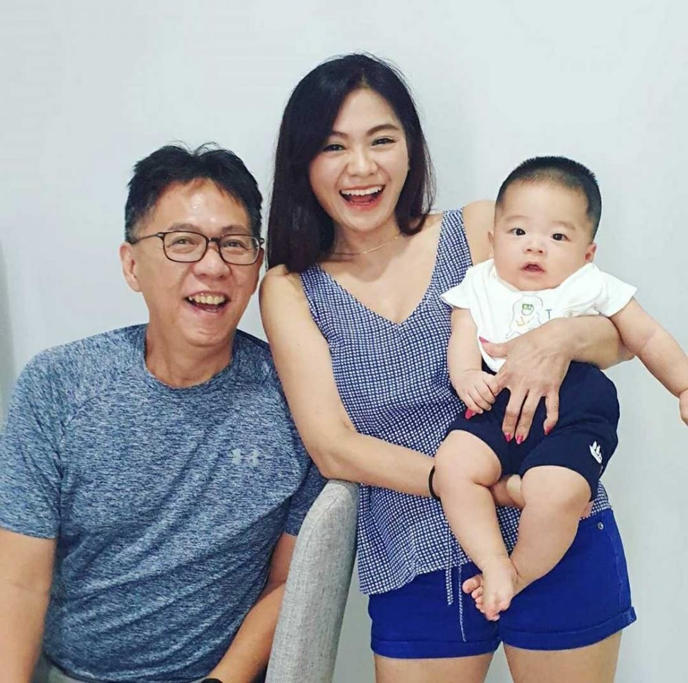 Trong khi đó, chồng Puspa không hoạt động thể chất dều đặn như vợ. Vì vậy, ông trông già hơn nhiều so với vợ dù chỉ hơn 2 tuổi.