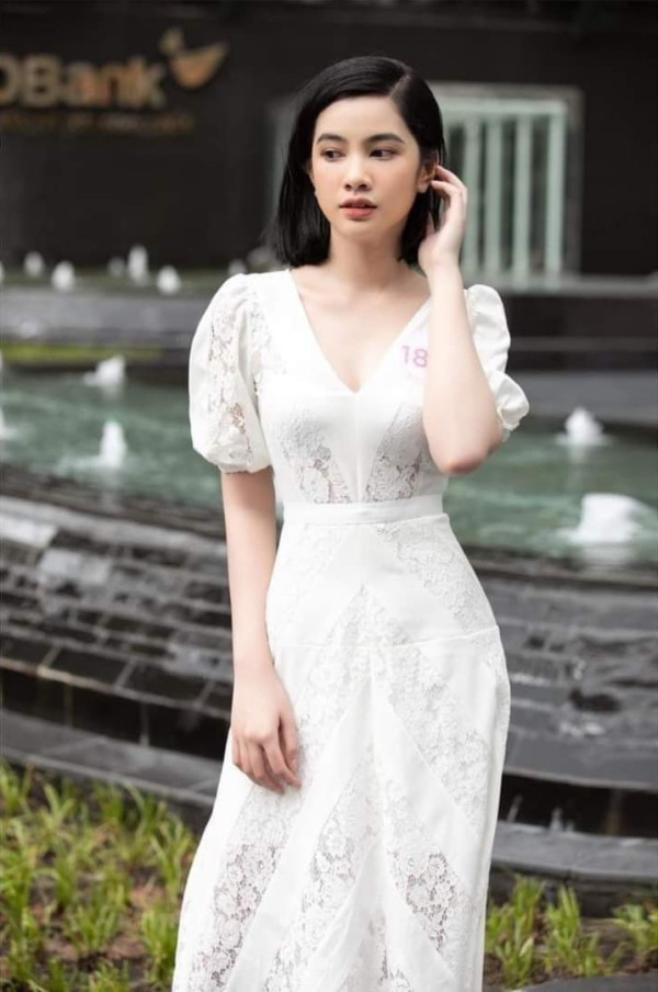 Cẩm Đan khá chuộng những kiểu đầm nhẹ nhàng, nữ tính.