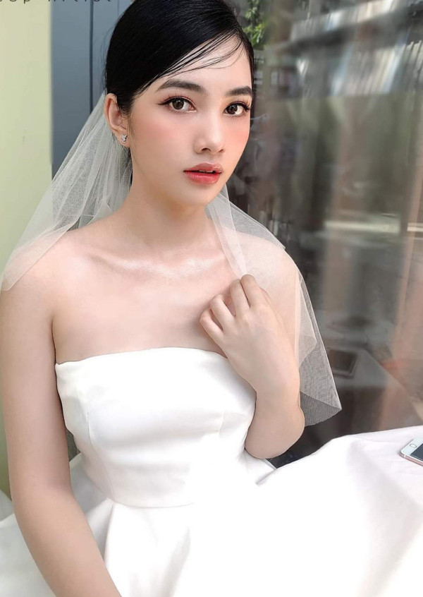 Cẩm Đan khoe bờ vai thon thả sexy trong trang phục váy cưới cúp ngực tinh tế.