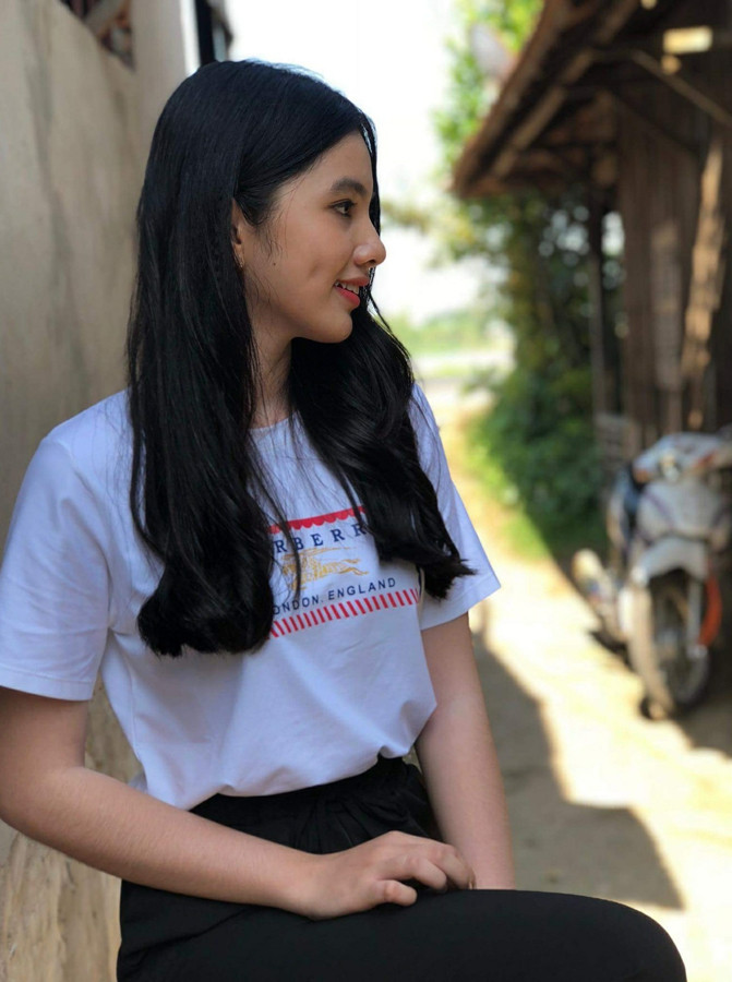 Vẻ đẹp tự nhiên của nữ sinh 18 tuổi khiến bao người ngẩn ngơ. Ảnh: FBNV.