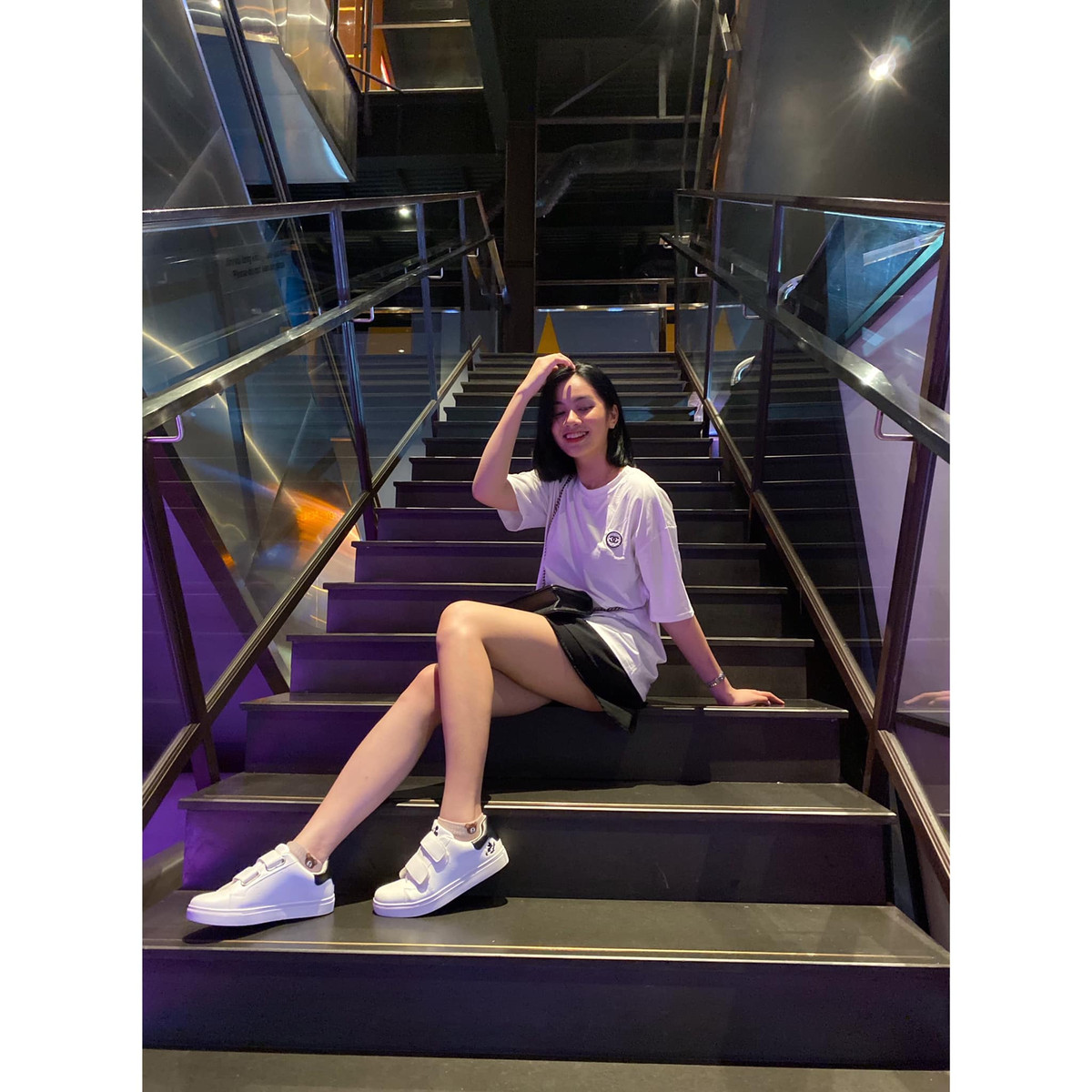 Thí sinh HHVN 2020 khoe cặp chân dài thon thả khi phối áo phông cùng chân váy.