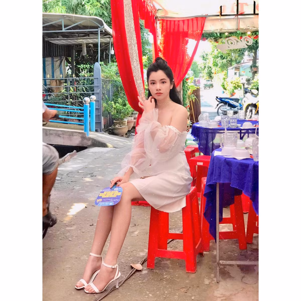 Người đẹp An Giang khoe vẻ gợi cảm với đầm trễ nải.