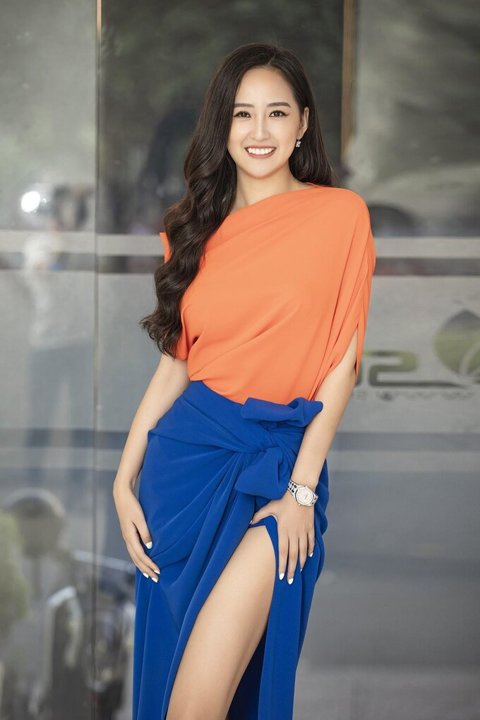 Mai Phương Thúy cũng phải lấy tay giữ chặt vạt váy để đầm không bị xộc xệch.