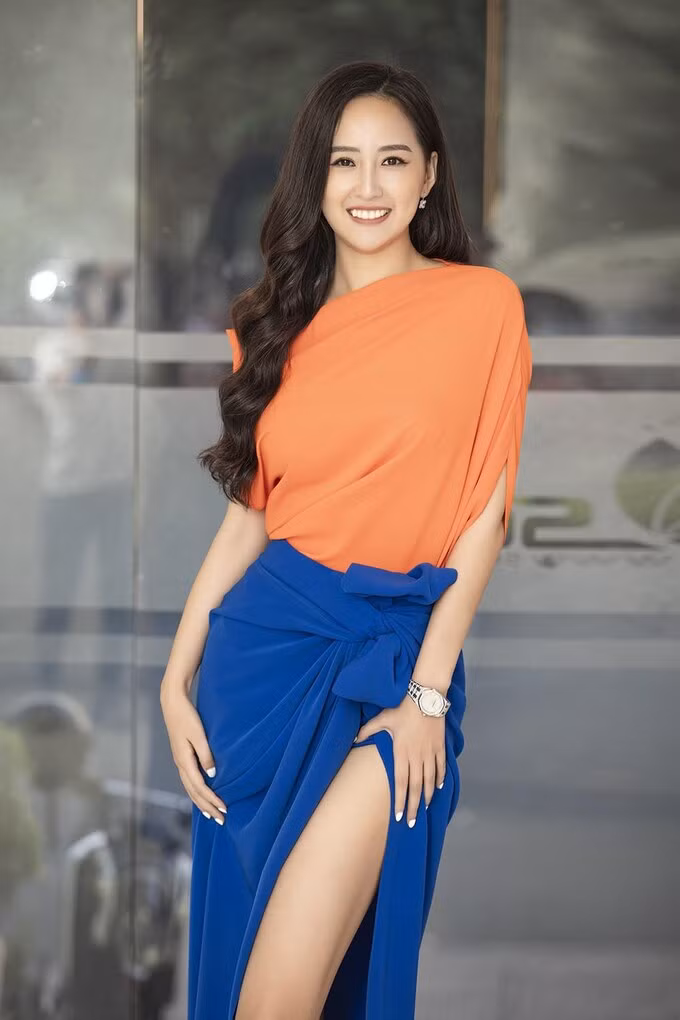 Mai Phương Thúy cũng phải lấy tay giữ chặt vạt váy để đầm không bị xộc xệch.