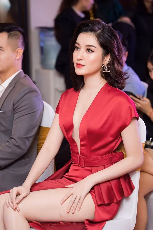 Với những chiếc váy xẻ đùi cao, các người đẹp Việt luôn cách dùng tay che phần xẻ gần chỗ nhạy cảm để bản thân không bị hớ hênh trước ống kính nhiếp ảnh gia.