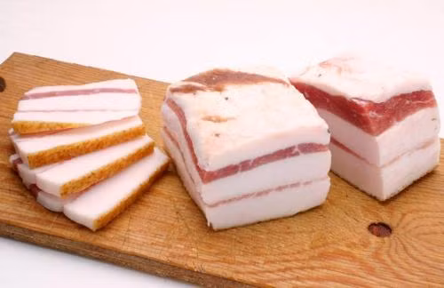 Thịt mỡ lợn: Ăn thịt mỡ lợn lợn gây ra giảm chất lượng sinh sản. Trong thịt mỡ lợn có quá nhiều chất béo bão hòa. Chất béo bão hòa làm vữa xơ động mạch, dày thành mạch, làm tăng lượng mỡ bám vào tinh hoàn. Kết quả, tinh hoàn bị thiểu dưỡng và giảm khả năng sinh tinh.