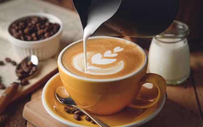 Cà phê: Nếu bạn thường xuyên uống cà phê, hoặc đồ uống chứa nhiều caffeine, nên ngừng lại thói quen này. Lượng caffeine tiêu thụ vào cơ thể tỷ lệ thuận với vấn đề bất lực ở nam giới. Dư thừa cà phê trong cơ thể có thể gây hại cho tuyến thượng thận của bạn. Khi chức năng của các tuyến giảm, nó có thể dẫn đến giảm nhu cầu sinh lý và mất cân bằng hormone tuyến giáp.