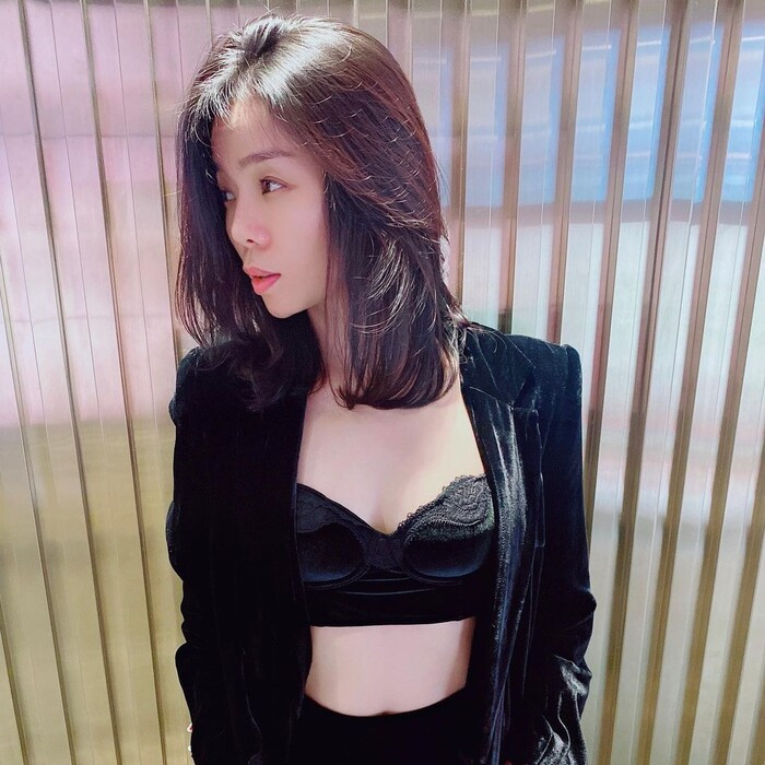 Có lần cô nàng chưng diện mốt khoe áo bra, mix cùng vest nhung thời thượng.