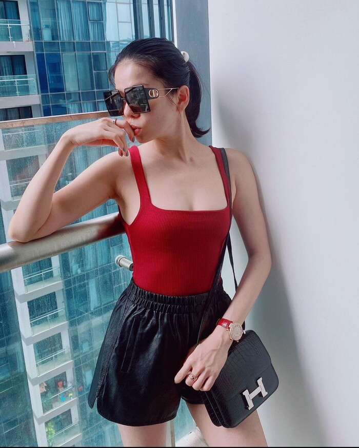 Dù đã gần 40 tuổi nhưng body và cách ăn mặc gợi cảm của "nữ hoàng phòng trà" vẫn khiến cộng đồng mạng phải trầm trồ.