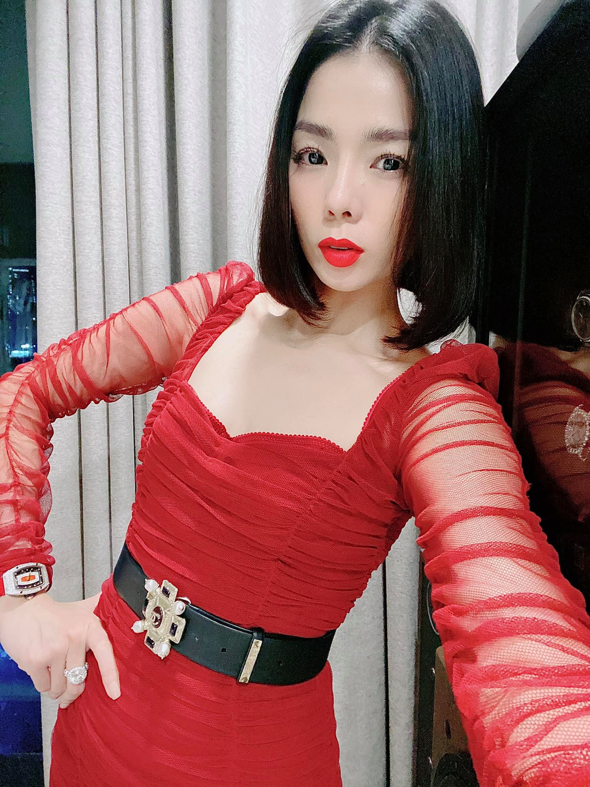 Một kiểu váy xuyên thấu, có phần cúp trễ nải.